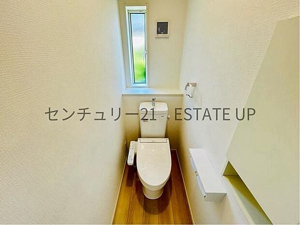 【トイレ】温水洗浄便座付きのトイレです。