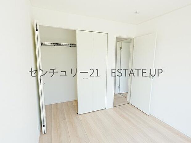 【洋室】収納もあるのでライフスタイルに合わせて、多目的にお使いいただけます。