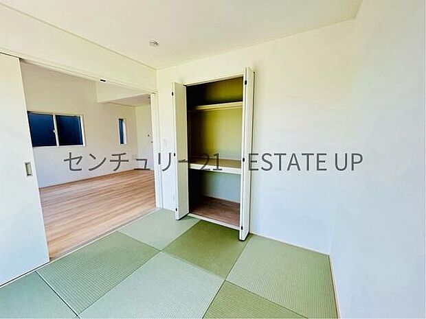 【和室】リビング横の和室は、思い切りお子様が遊べるキッズスペースにぴったり！