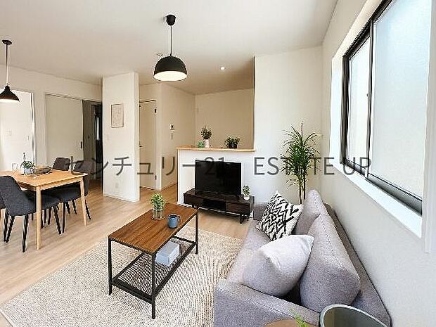 【リビング】リビング空間にキッチン。みんなで食事を楽しめる空間。※ホームステージングしているイメージ図です。