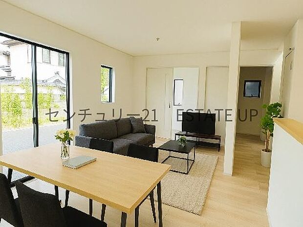 【リビング】心地いい光が差し込みます。過ごしやすいリビングで家族が快適な日々が送れます。※ホームステージングしているイメージ図です。