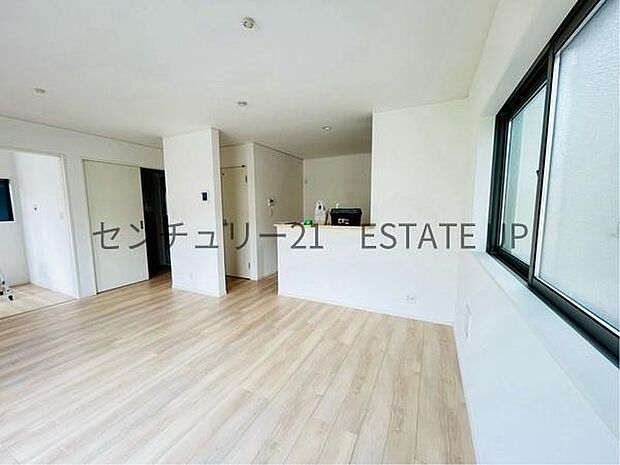 【リビング】リビング空間にキッチン。みんなで食事を楽しめる空間。