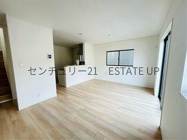 【リビング】広々としたリビング空間で、家族団らんや来客時にもゆったり過ごせる心地よい空間。