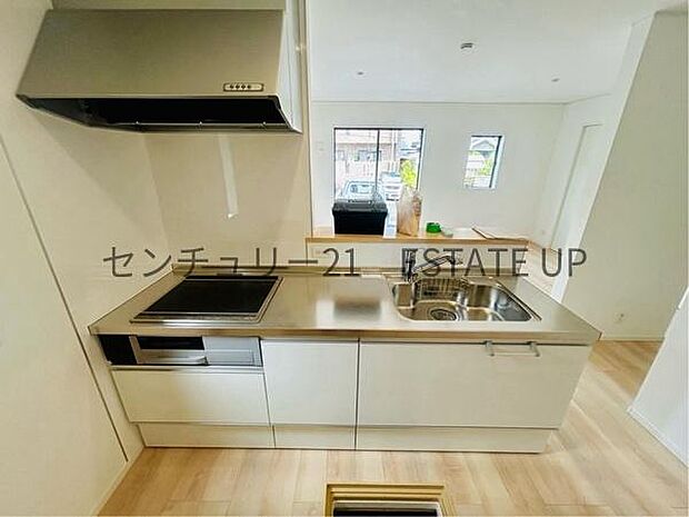 【キッチン】火力の調整が楽で安全性の高い人気のIH。お子様も見守れる対面キッチンです。