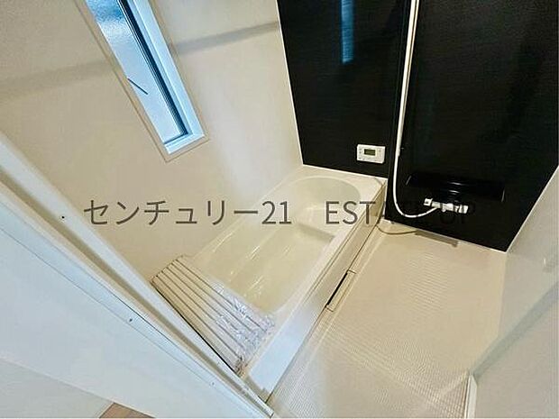 【バス】1日の疲れを癒してくれる広々としたバスルーム。