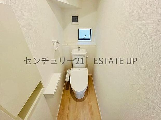 【トイレ】温水洗浄便座付きのトイレです。