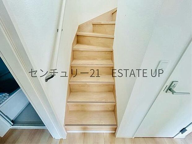 【階段】階段の途中でふと顔を合わせる、そんな日常の一コマが愛おしい。