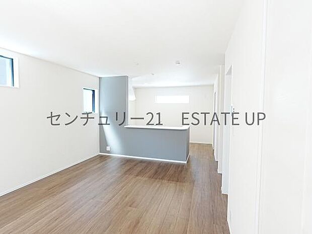 【リビング】ご家族皆様でゆったりとお過ごしいただけるリビングです。
