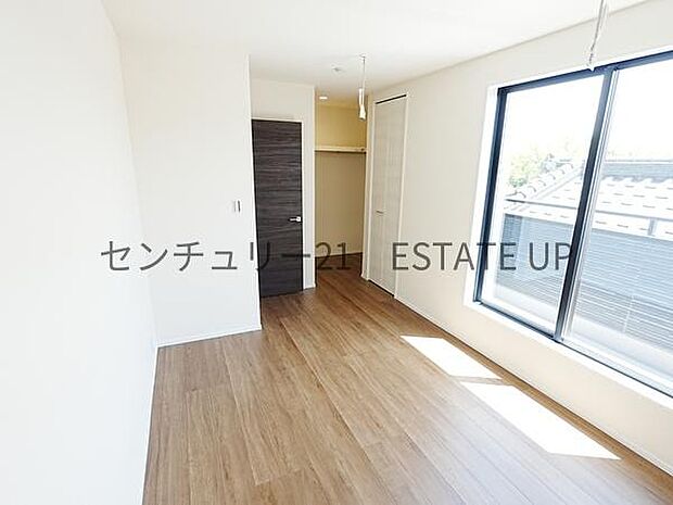 【洋室】バルコニーに出れる洋室で明るく快適な洋室です。