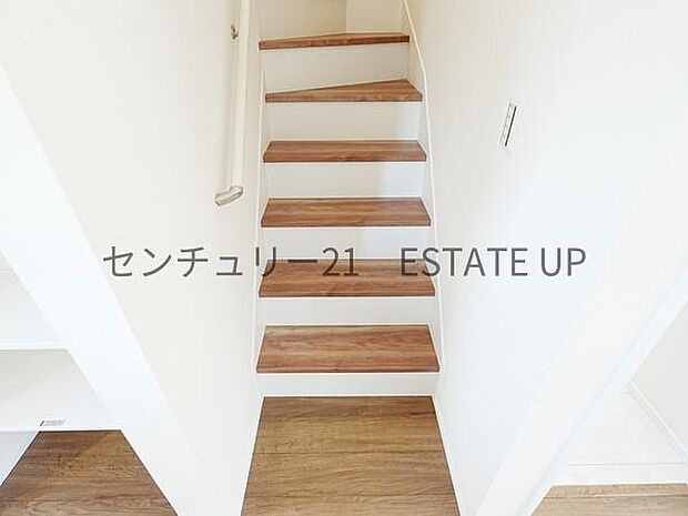 【階段】階段の途中でふと顔を合わせる、そんな日常の一コマが愛おしい。