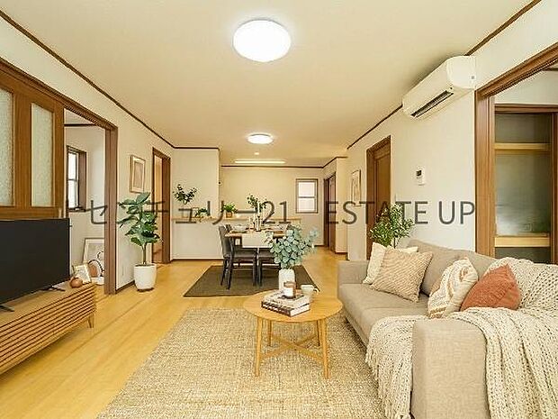 【リビング】リビング空間にキッチン。みんなで食事を楽しめる空間。※ホームステージングしているイメージ図です。