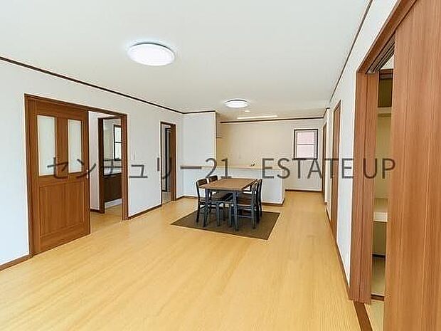 【リビング】広々としたリビング空間にキッチンもあり、家族団らんや来客時にもゆったり過ごせる心地よい空間。