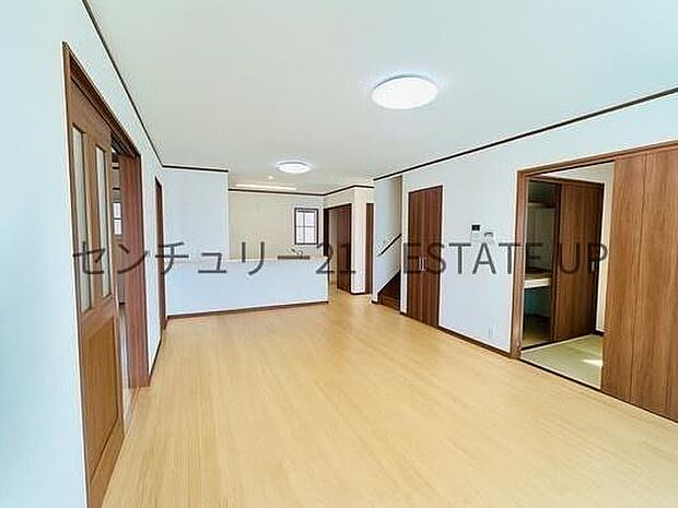 【リビング】リビング空間に和室があり収納もあるので便利。