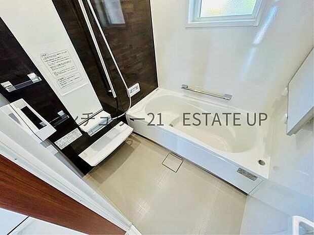 【バス】1日の疲れを癒してくれる広々としたバスルーム。