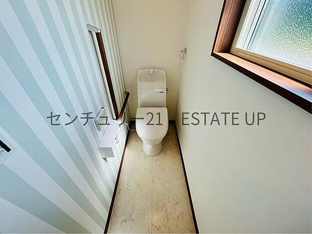 【トイレ】温水洗浄便座付きのトイレです。床と壁もシックなつくりです。