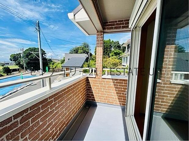 【バルコニー】バルコニーもあるので洗濯物もよく乾きそうです。