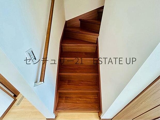 【階段】階段の途中でふと顔を合わせる、そんな日常の一コマが愛おしい。