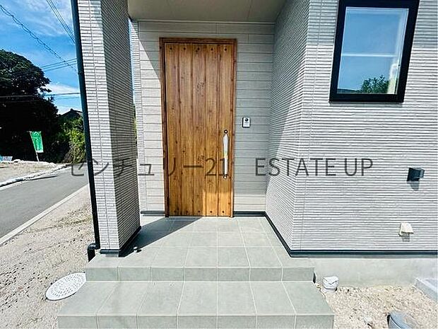 【玄関】大きなドアが帰りを出迎えてくれます。