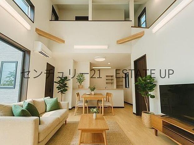 【リビング】広々としたリビング空間にキッチンもあり、家族団らんや来客時にもゆったり過ごせる心地よい空間。※ホームステージングしているイメージ図です。