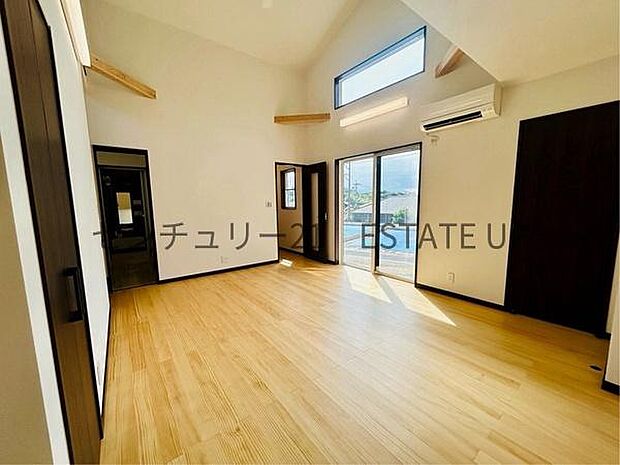 【リビング】大きな窓から明るい陽光が差し込み、ご家族皆様でゆったりとお過ごしいただけるリビングダイニングです