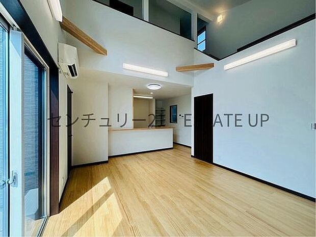 【リビング】リビング空間にキッチン。みんなで食事を楽しめる空間。