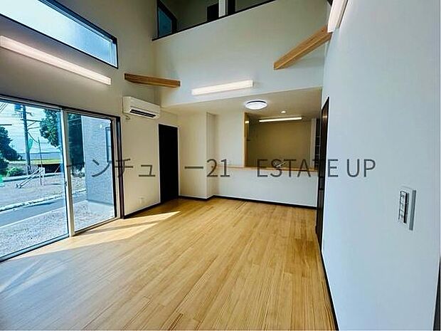 【リビング】大きな窓から明るい陽光が差し込み、ご家族皆様でゆったりとお過ごしいただけるリビングダイニングです