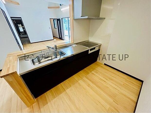 【キッチン】解放感のあるキッチンスペースです。