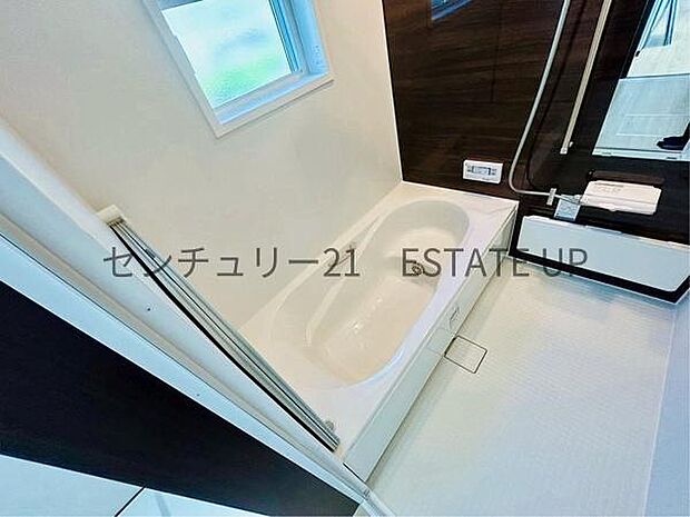 【バス】1日の疲れを癒してくれる広々としたバスルーム。