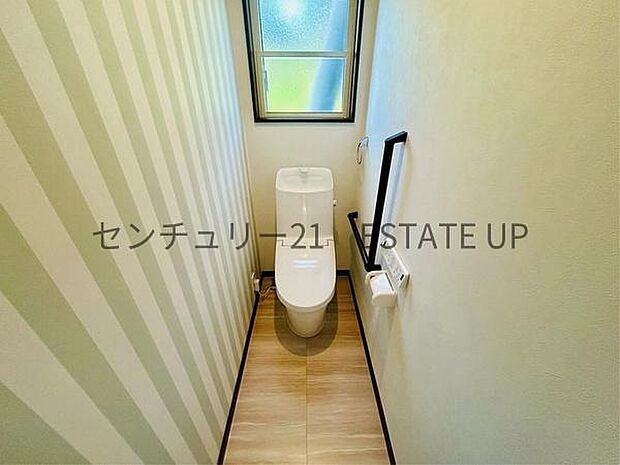 【トイレ】温水洗浄便座付きのトイレです。床と壁もシックなつくりです。