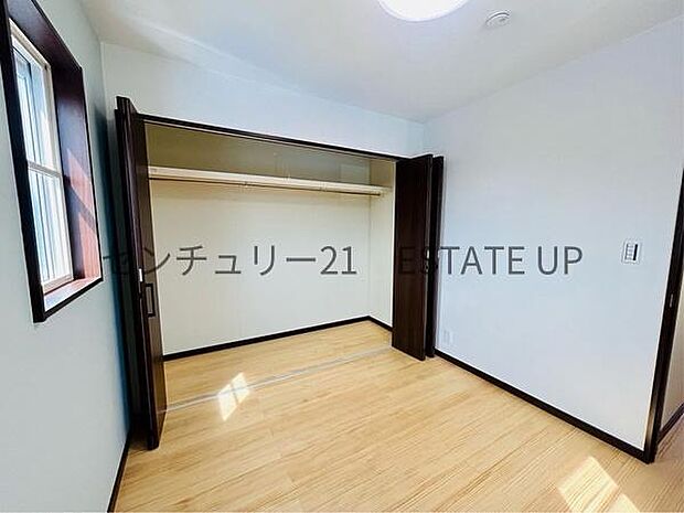 【洋室】収納棚もあるのでライフスタイルに合わせて、多目的にお使いいただけます。