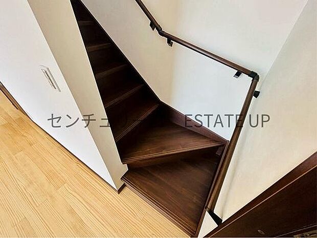 【階段】階段の途中でふと顔を合わせる、そんな日常の一コマが愛おしい。