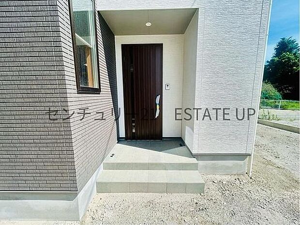 【玄関】大きなドアが帰りを出迎えてくれます。