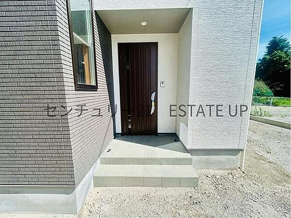 【玄関】大きなドアが帰りを出迎えてくれます。