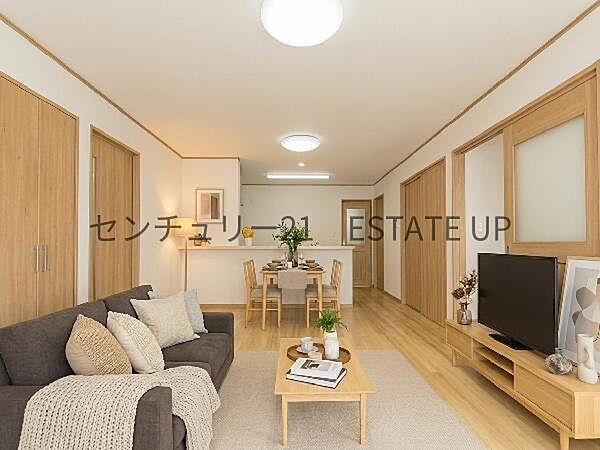 【リビング】広々としたリビング空間にキッチンもあり、家族団らんや来客時にもゆったり過ごせる心地よい空間。※ホームステージングしているイメージ図です。