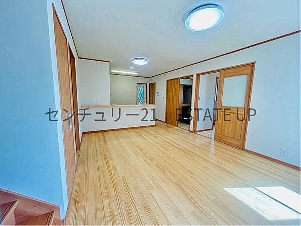 【リビング】リビング空間にキッチン。みんなで食事を楽しめる空間。