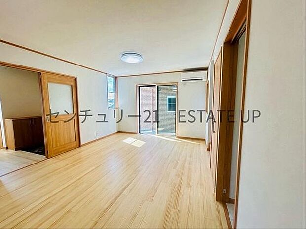 【リビング】リビング空間に洋室があり収納もあるので便利。