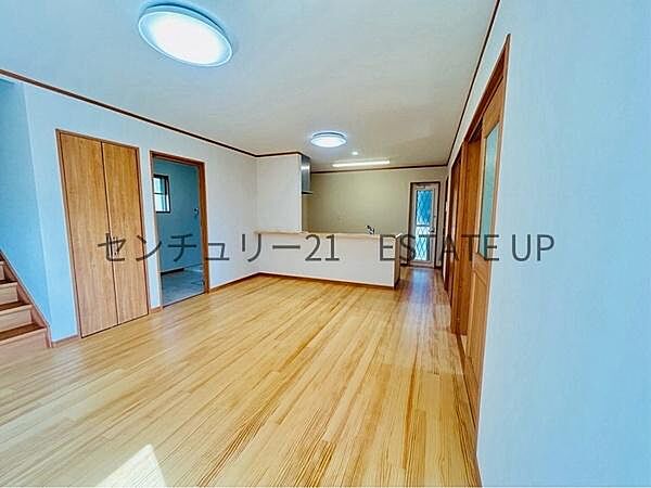 【リビング】広々としたリビング空間にキッチンもあり、家族団らんや来客時にもゆったり過ごせる心地よい空間。