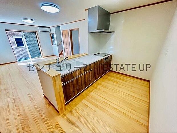 【キッチン】解放感のあるキッチンスペースです。