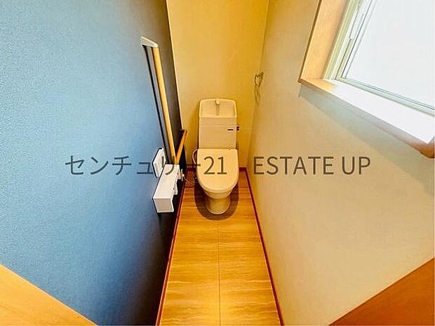 【トイレ】温水洗浄便座付きのトイレです。床と壁もシックなつくりです。