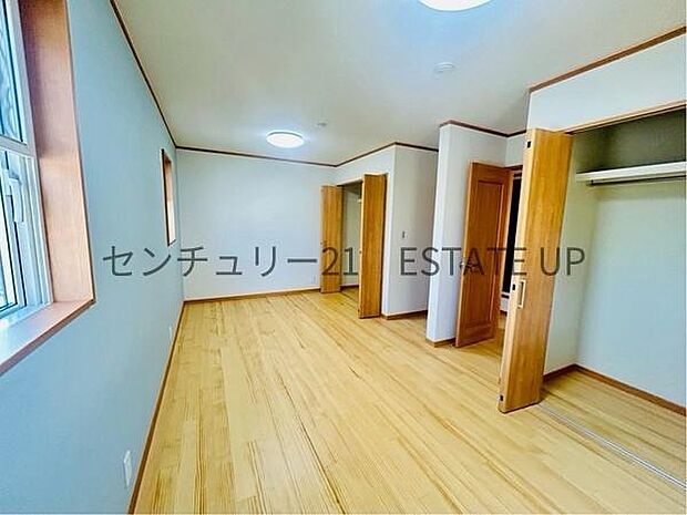 【洋室】収納棚もあるのでライフスタイルに合わせて、多目的にお使いいただけます。