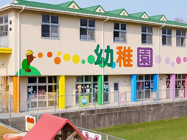 御所こども園まで1156m、周辺に幼稚園があり、子育て中のご家庭も安心して暮らせる住環境です。