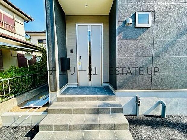 【玄関】階段がありオシャレな玄関入口です。