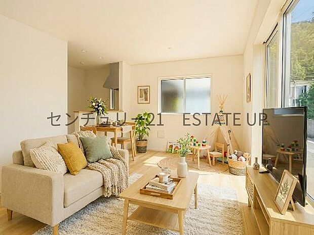 【リビング】リビング空間にキッチン。みんなで食事を楽しめる空間。※ホームステージングしているイメージ図です。