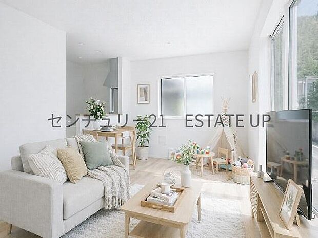 【リビング】リビング空間にキッチン。みんなで食事を楽しめる空間。※ホームステージングしているイメージ図です。