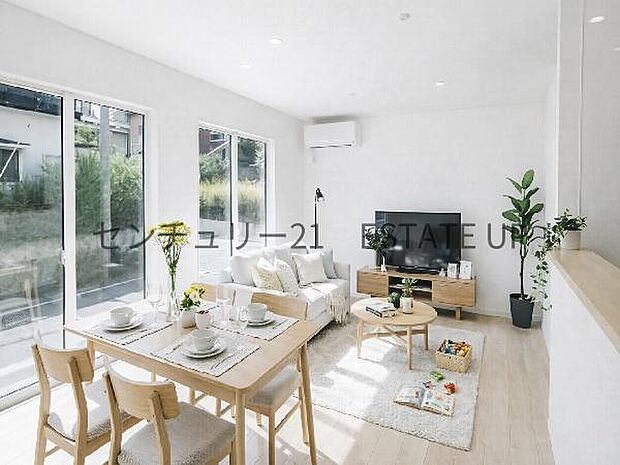 【リビング】心地いい光が差し込みます。過ごしやすいリビングで家族が快適な日々が送れます。※ホームステージングしているイメージ図です。