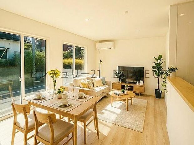 【リビング】心地いい光が差し込みます。過ごしやすいリビングで家族が快適な日々が送れます。※ホームステージングしているイメージ図です。