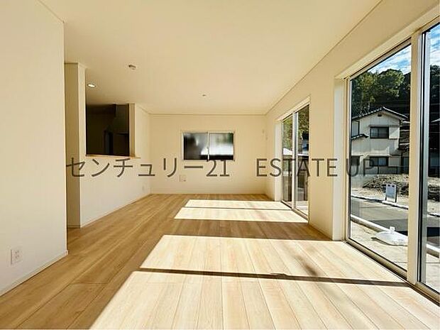 【リビング】広々としたリビング空間で、家族団らんや来客時にもゆったり過ごせる心地よい空間。