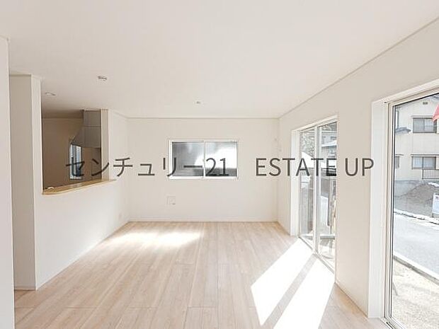 【リビング】広々としたリビング空間で、家族団らんや来客時にもゆったり過ごせる心地よい空間。