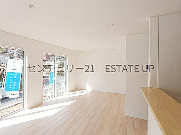 【リビング】大きな窓から明るい陽光が差し込み、ご家族皆様でゆったりとお過ごしいただけるリビングです。