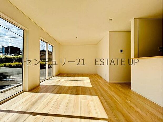 【リビング】大きな窓から明るい陽光が差し込み、ご家族皆様でゆったりとお過ごしいただけるリビングです。